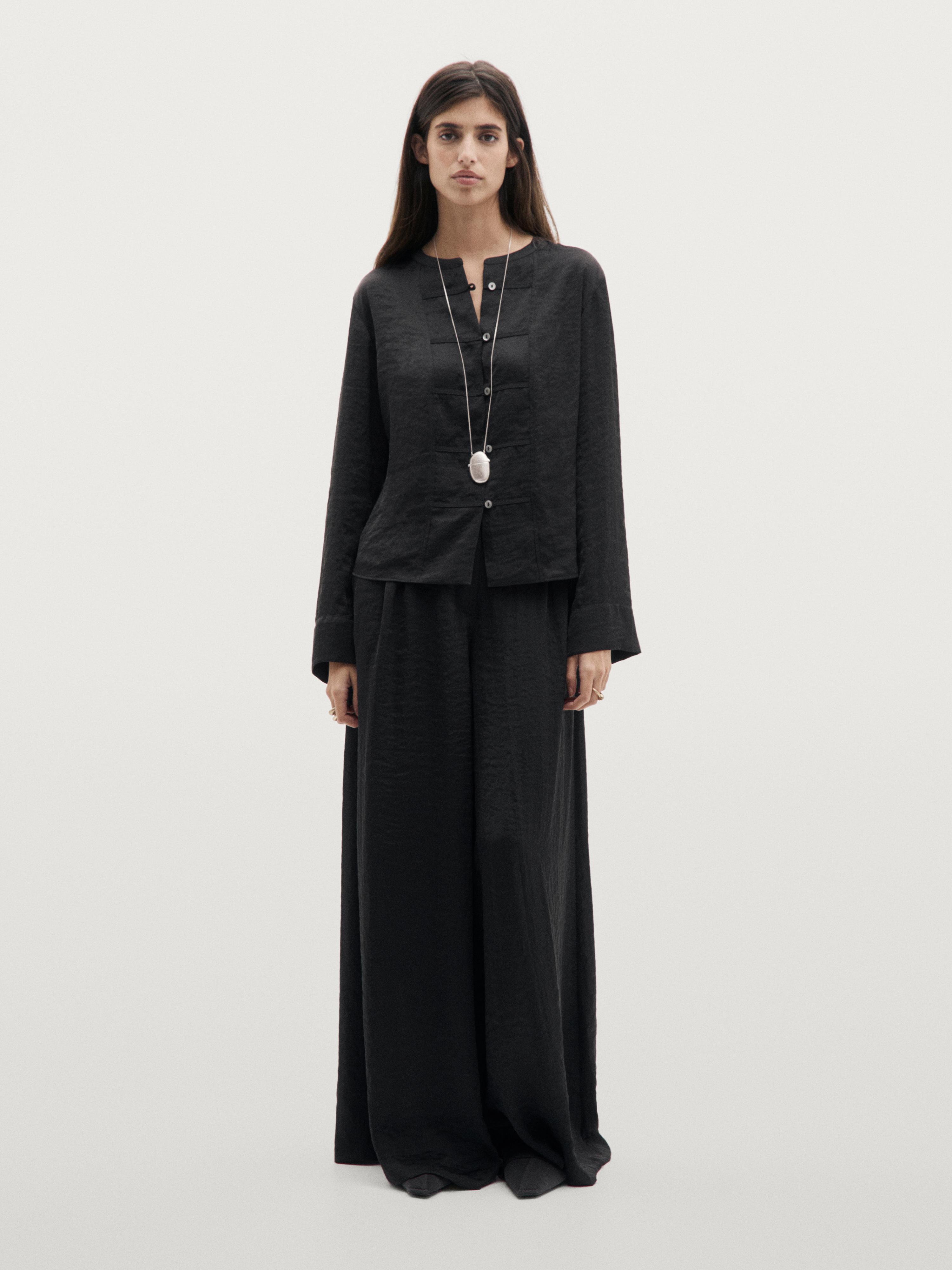 Flowing shirt with stand-up collar